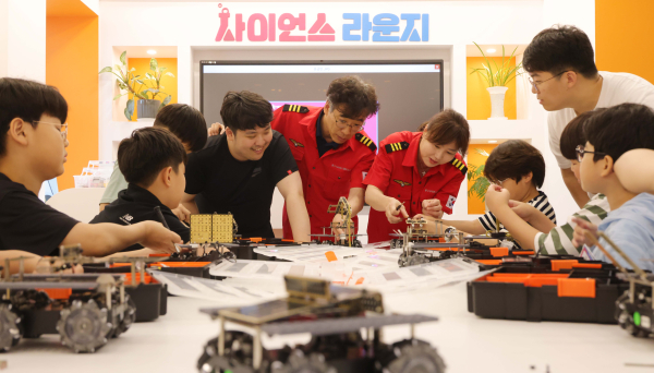 학생들이 토요과학교실에 참여해 모빌리티를 만들고 있다