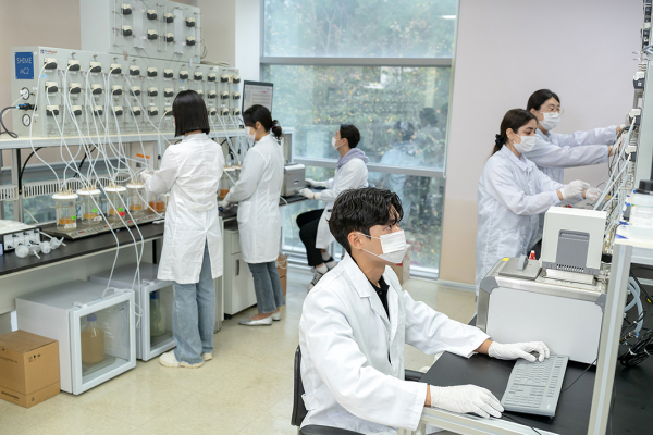 순천향대 의생명융합학부 연구실에서 실험실습을 진행하는 모습