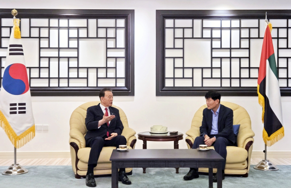 주두바이 대한민국 총영사관 간담회 현장사진   * 홍문표 aT 사장(좌측), 이범찬 총영사(우측)