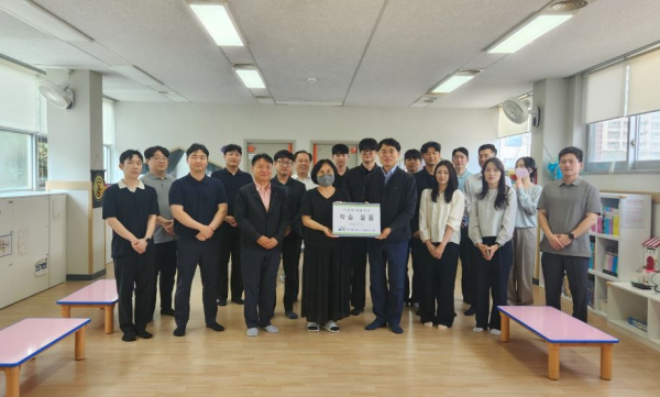 손병두 국가철도공단 건설본부장(맨앞 오른쪽 세 번째) 및 직원봉사단이 17일 김경숙 다함께돌봄센터장(맨앞 오른쪽 네 번째) 에게 후원물품을 전달식 모습