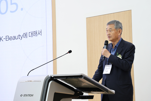 이경수 코스맥스 회장이 단국대에서 특강을 하고 있다.