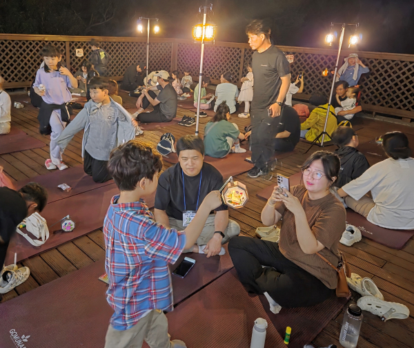 국립예산치유의숲을 찾은 가족들이 ‘나만의 팔각등 만들기’ 프로그램에 참여하고 있다