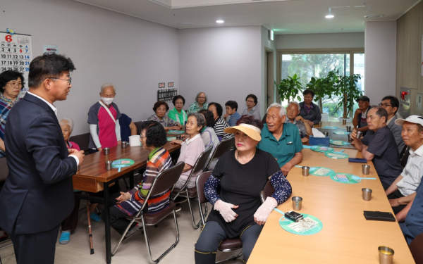 18일, 최충규 대덕구청장(사진 왼쪽)이 지역 내 무더위 쉼터인 브라운스톤아파트 경로당에 방문해 시설 점검 모습