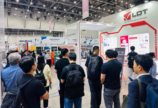 엘디티 전시 부스의 많은 인파가 모여 부스를 관람하고 있다. / 제공=엘디티