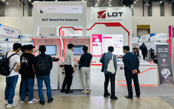 ‘SafeMate 4-in-1(ASN-400)’과 무선형 하이브리드 모델 ‘SafeMate Hybrid(LSN-40x 시리즈)’ 체험존 앞에 많은 사람들이 관심을 보이고 있다. / 제공=엘디티