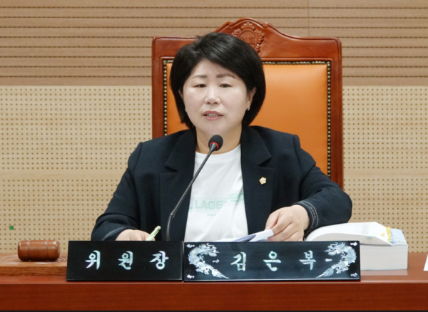 김은복 의원이 제259회 제1차 정례회 중 행정사무감사를 하고 있다.