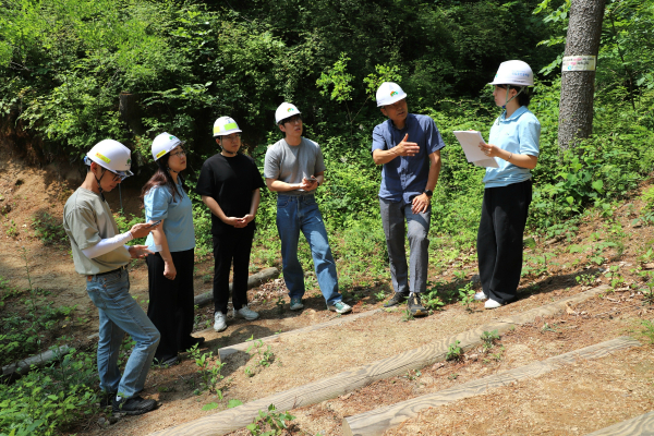 박석희(우측 두 번째) 국립춘천숲체원장이 18일 춘천숲체원 행복하길에서 직원들과 숲길 안전점검을 하고 있다
