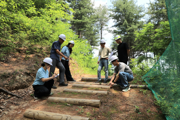 18일 한국산림복지진흥원 국립춘천숲체원(강원도 춘천시 신북면)에서 박석희 (좌측 두 번째) 춘천숲체원장이 직원들과 숲길 위험 요소들을 점검하고 있다.