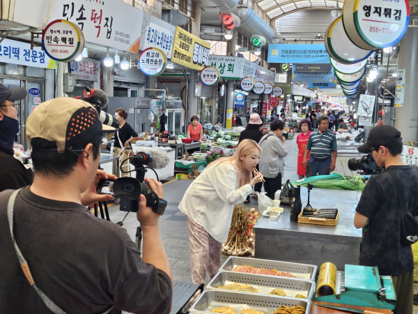 지난 17일 유튜브 크리에이터 히밥이 안동시 재래시장에서 지역 방문을 촉진하기 위한 먹방을 촬영하고 있다.