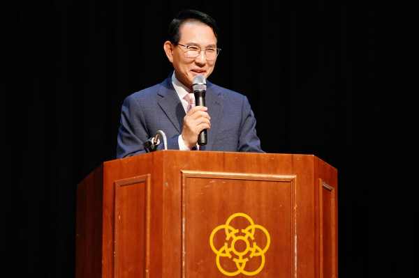 서산문화원에서 지난 18일 열린 대한전문건설협회 창립 제40주년 기념식에서 축사하는 이완섭 시장