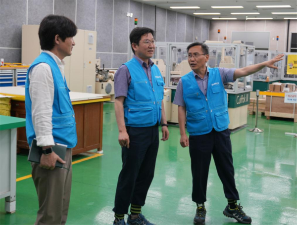 성창훈 사장이(가운데) 화폐본부에서 안전점검을 실시하고 있다