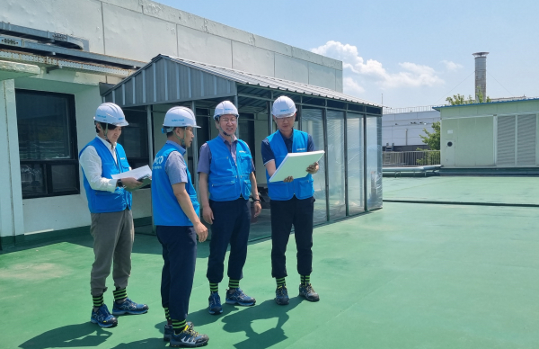 성창훈 사장이(우측에서 두 번째) 화폐본부에서 안전점검을 실시하고 있다