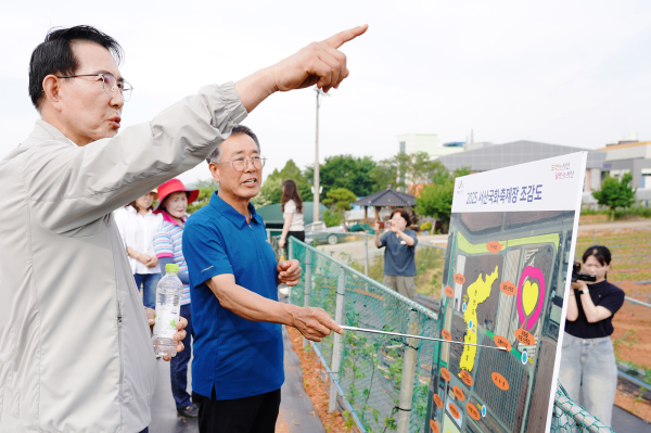 이완섭 서산시장이 19일 고북면 국화축제 준비 현장을 찾아 준비 현황을 점검하고 고북면 주민들을 격려했다.