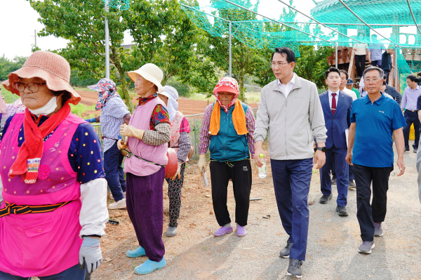 이완섭 서산시장이 19일 고북면 국화축제 준비 현장을 찾아 준비 현황을 점검 모습