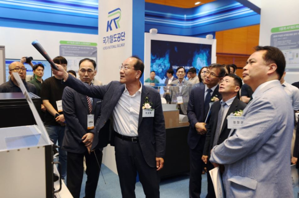 이성해 국가철도공단 이사장(가운데)이 19일 서울 코엑스에서 개최된 ‘2025 국토교통기술교류회’ 행사에 참석해 공단 부스를 관람하고 있다.