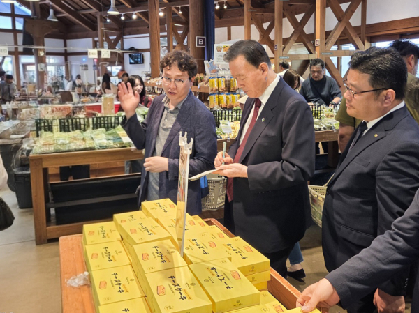 가와바 전원플라자 현장사진   * 홍문표 aT 사장(가운데), 가와바코리아 윤기확 대표(좌측), 윤상영 aT 일본지역본부장(우측)