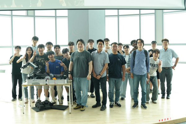 19일, 교내 다담미래학습관 스카이홀에서 미국 일리노이대 김주형 교수(사진 중앙 3명 중 왼쪽)를 초청해 특강 개최