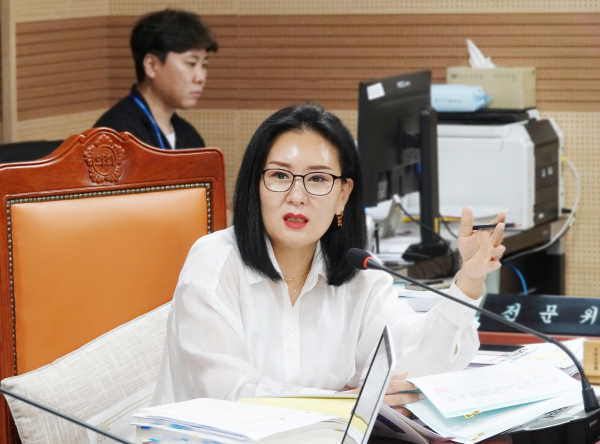 신미진 의원의 제259회 제1차 정례회 행정사무감사 장면