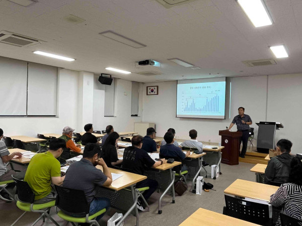 ‘TMR 급여 및 사료 관리’를 주제로 한 기술 컨설팅 교육 진행 모습