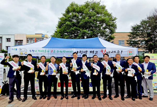 아침밥 먹기 캠페인에 참여한 관계자들이 기념촬영을 하고 있다.