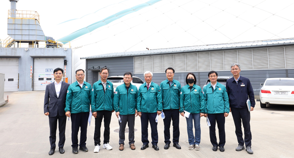 산업건설위원회, 2025년도 행정사무감사 중 현장방문 단체사진