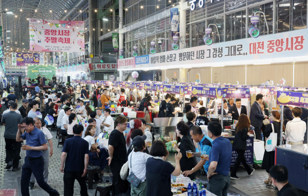 제3회 중앙시장 야시장에서 시민들이 먹거리를 즐기고 있는 모습