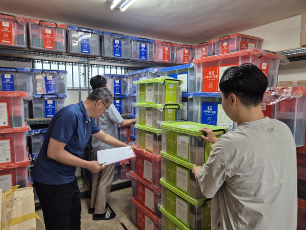 대전 대덕구 복지정책과 직원들이 집중호우에 대비해 재해구호물자 전수 점검 진행 모습