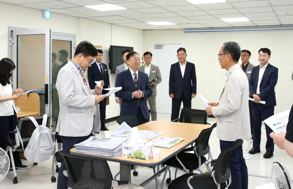 설동호 교육감 기자실 방문 모습