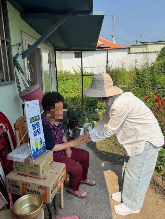 어르신 복지상담을 하고 있는 김은경 영인면장