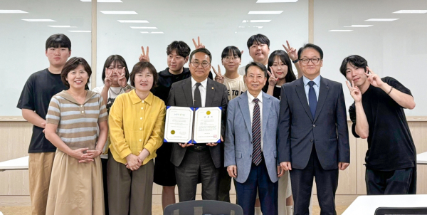 백석문화대 교수ㆍ학생들이 보건의료정보관리교육 프로그램 평가 인증서를 들고 기념사진