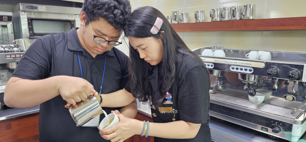 바리스타 기초반에서 실습중인 학생들