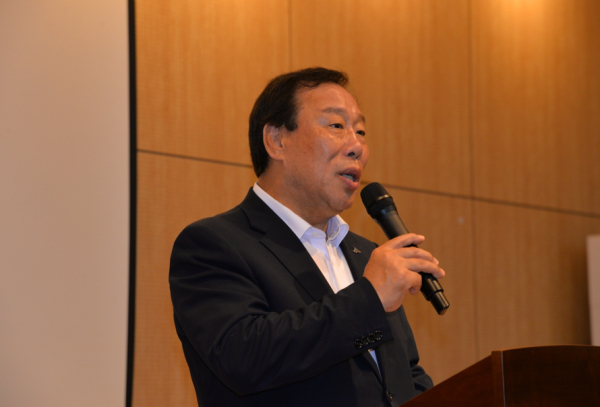 격려하는 최민호 세종시장&nbsp;