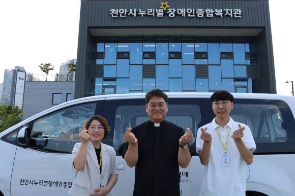 2025년 복권기금 기능보강 사업 선정(좌로부터 김연수 사무국장, 김경준 관장, 이민규 과장)