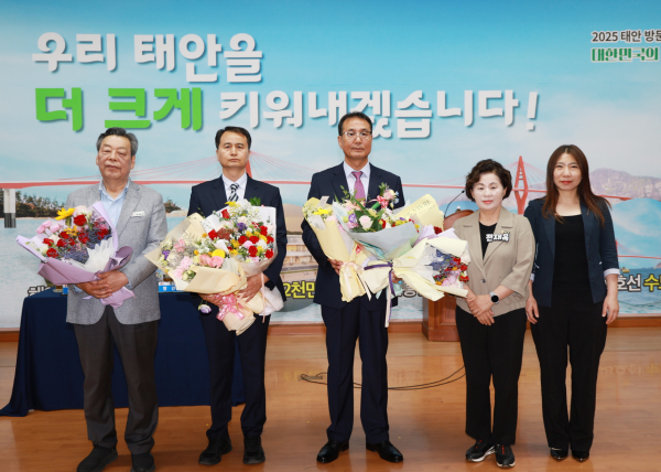 지난 23일 진행된 퇴임식 모습(왼쪽부터 가세로 군수, 이만록 지방행정사무관, 조한각 지방서기관, 전재옥 군의장, 김미숙 태안군공무원노조위원장).