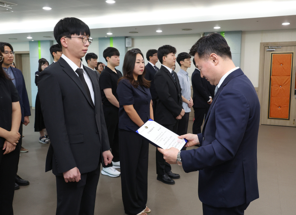 7. 1.자 지방공무원 임용장 수여식 개최 모습