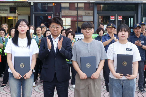 최충규 대덕구청장(사진 왼쪽 두 번째)과 한남대학교·충남대학교·한밭대학교 ‘상상네이버스’ 자원봉사팀 대표들이 구정 발전 유공 표창식을 마친 후 기념 촬영