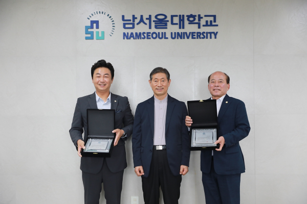 천안시의회 김철환, 육종영 의원에 감사패 전달식 모습