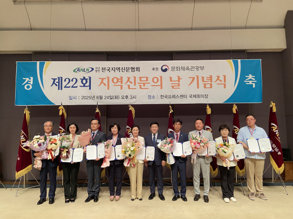 홍순철 시의원 수상자들과 함께 단체가념 촬영