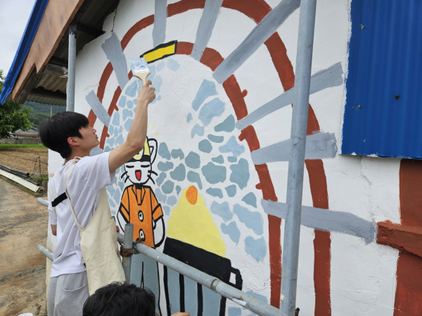 벽화 그리기 봉사 모습