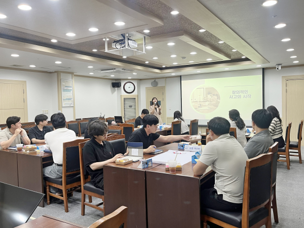 이선미 수석강사가 디자인씽킹 교육을 진행하고 있는 모습