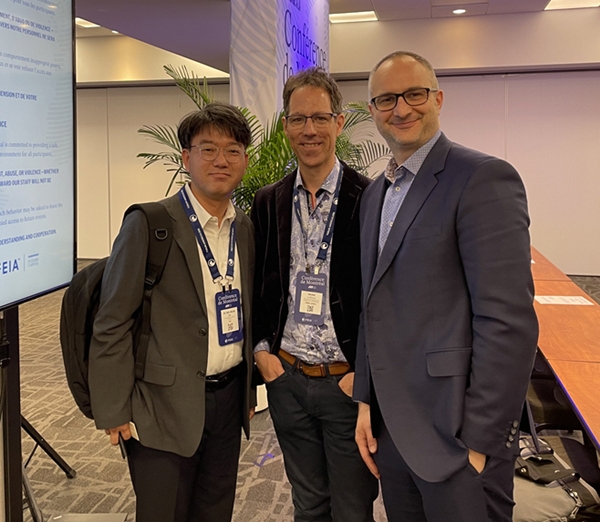 국립한밭대학교 오민욱 기획처장(왼쪽 첫번째)과 CRIAQ Guillaume Cote 회장(오른쪽 첫 번째) 등이 대전시-캐나다 퀘벡주 우주항공산업 간담회를 진행했다.