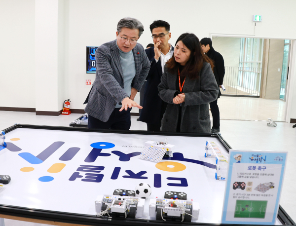 정용래 유성구청장이 지난 2월 개관한 용산도서관의 디지털전환(DX)지원센터를 점검하고 있다