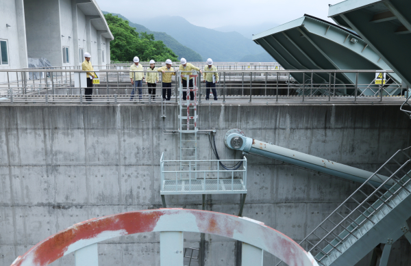 윤석대 한국수자원공사 사장(사진 가운데)이 27일 소양강댐 보조여수로*를 점검하고 있다.