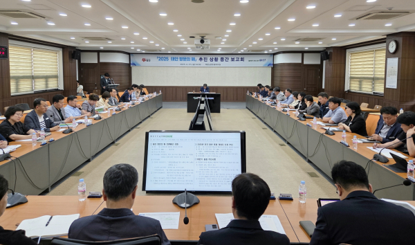 지난 27일 군청 중회의실에서 열린 ‘2025 태안 방문의 해 부서별 추진상황 중간보고회’ 모습.