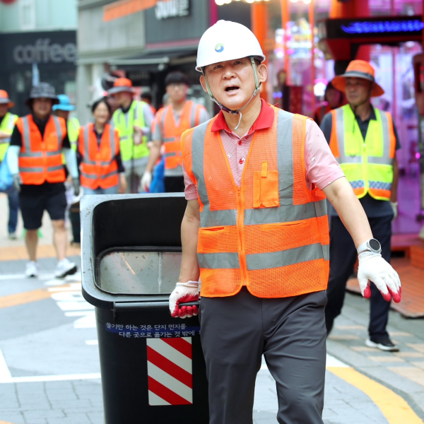 지난 26일 아침 둔산동 일원에서 진행된 새벽 청소 장면