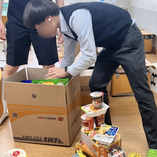 대전둔원중 산불 이재민을 위한 따뜻한 나눔 캠페인 물품 정리 모습