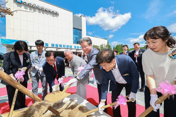 30일 신성동 행정복지센터 개청식에서 정용래 유성구청장이 기념 식수행사를 진행하고 있다.