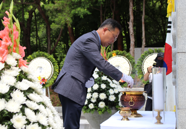 한국도로공사 이상재 부사장이 헌화와 분향을 하고 있다.
