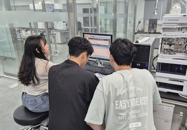 목원대 대학일자리플러스본부에서 진행하는 졸업생 특화 프로그램에 참여한 청년들이 HPLC 교육 실습을 받고 있다.