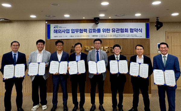 협약식/ (왼쪽부터 )박삼홍 한국전기철도기술협회장, 이상철 한국철도건설협회장, 최병규 한국철도교통관제협회장, 정의하 한국철도시설협회장, 윤학선 국가철도공단 글로벌사업본부장, 손운락 한국철도신호기술협회장, 김만웅 한국철도운전기술협회장, 엄승호 한국철도차량엔지니어링 이사장